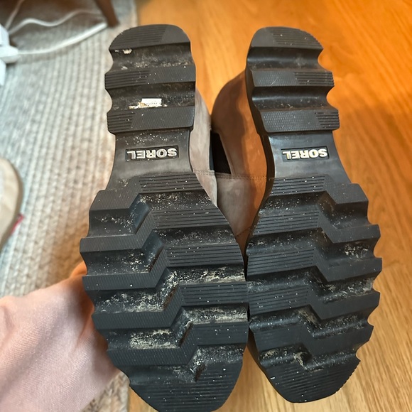 Joan of Arctic Wedge III Chelsea Wedge Boot - Taupe/Black - Size 7.5 - Picture 3 of 5